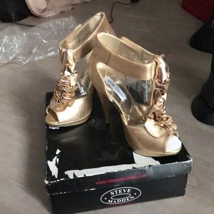 🎉 4/$20 Steve Madden Fiesstaa gold metal ruffle pumps